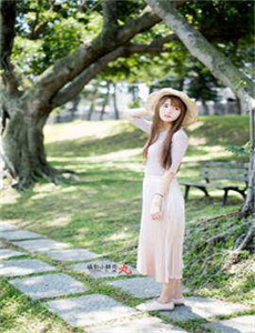 用刀划开女孩子的衣服
